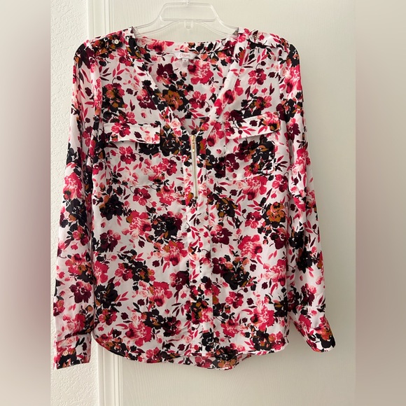 Candie’s Red Pink Floral Print V-Neck Top. Size Medium. - Picture 1 of 10